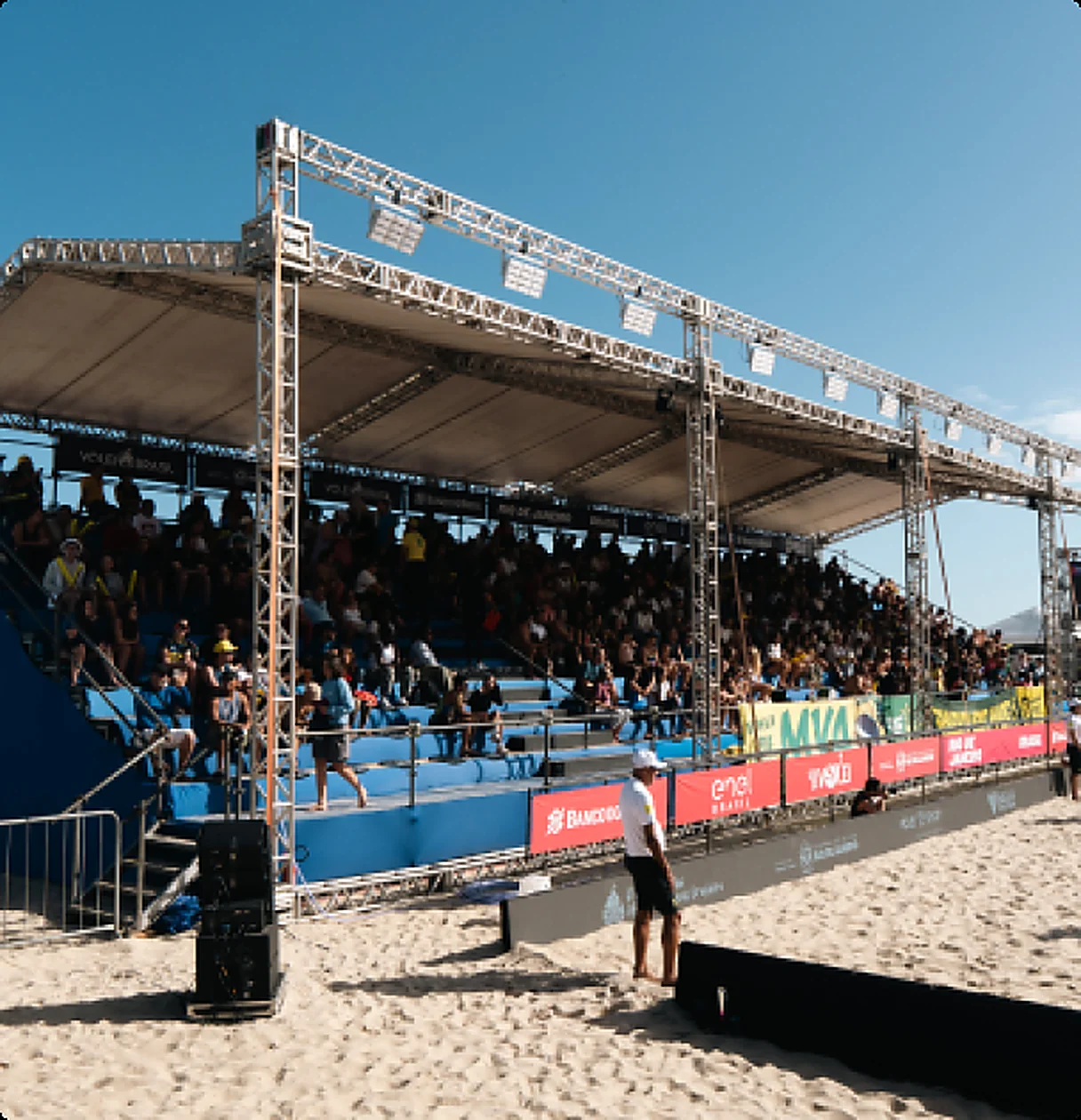 Arena de praia com arquibancada coberta