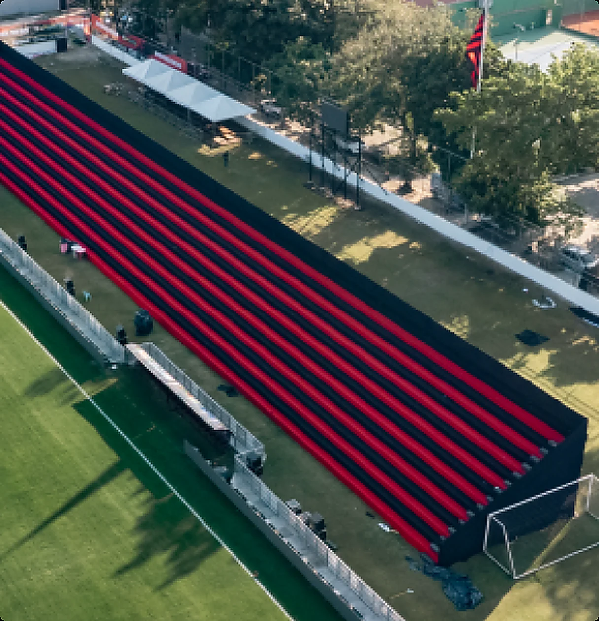 Arquibancada montada em campo de futebol