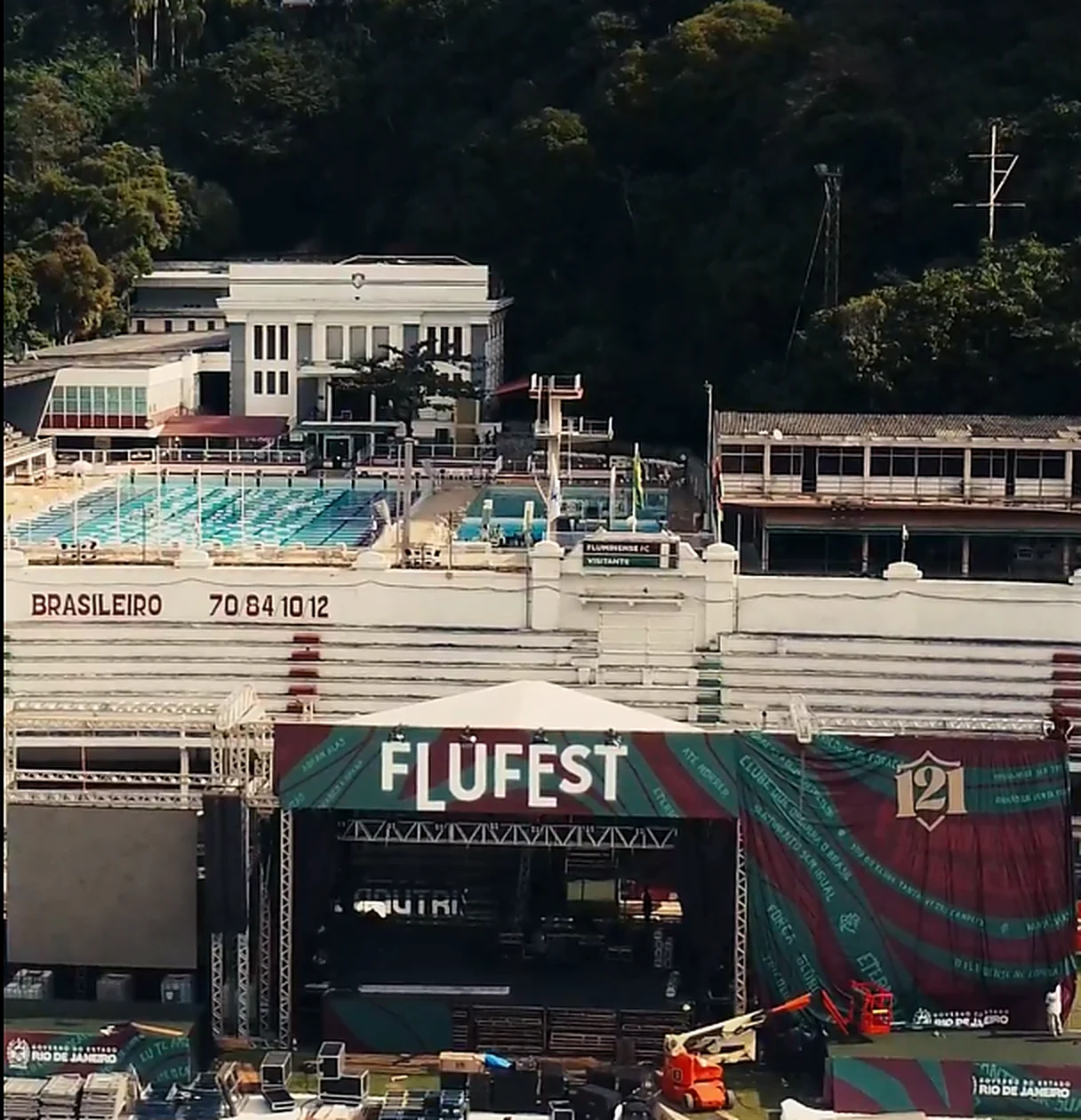 Palco montado em estádio para festival