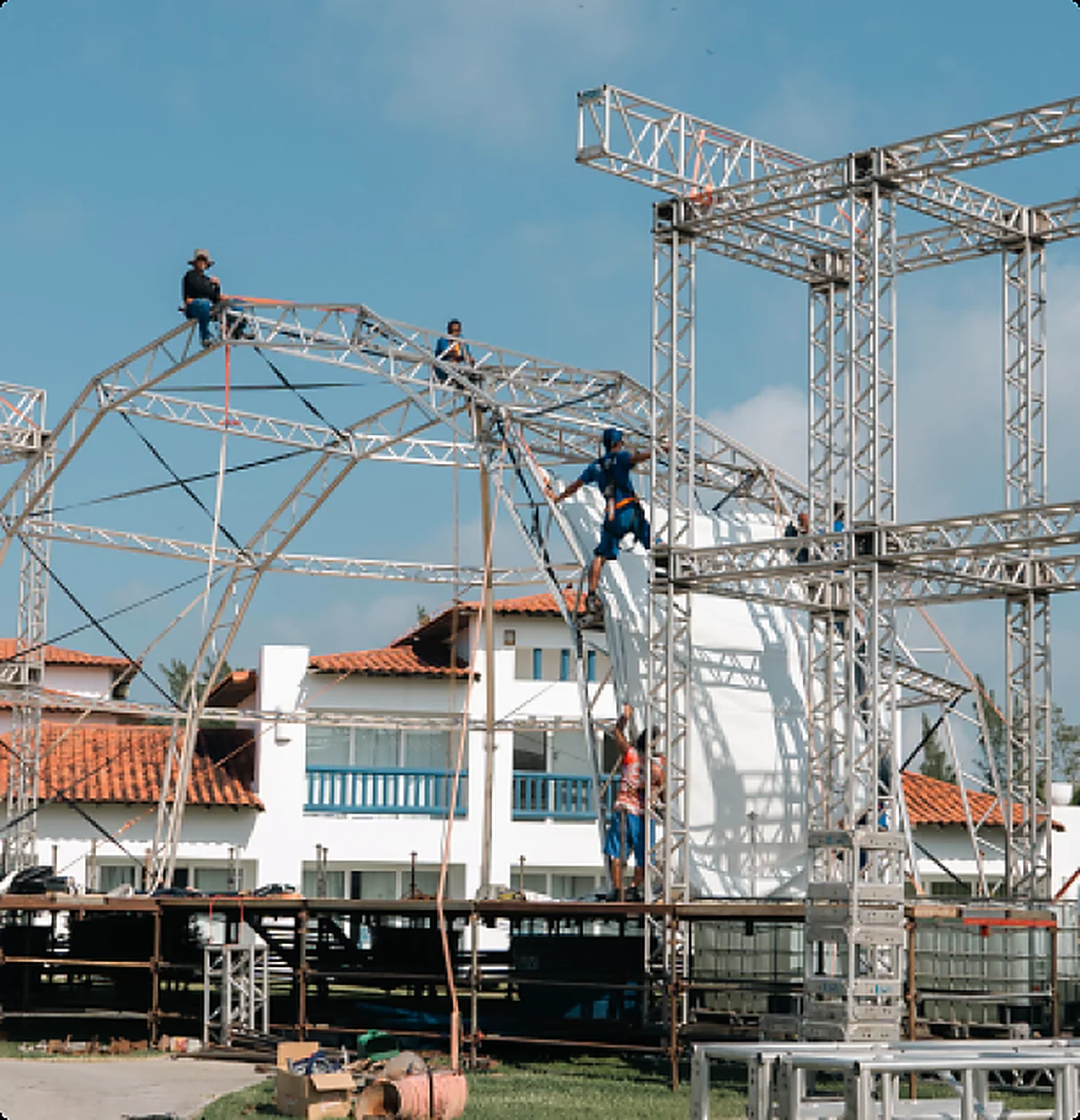 Montagem de estrutura metálica treliçada com equipe técnica em altura