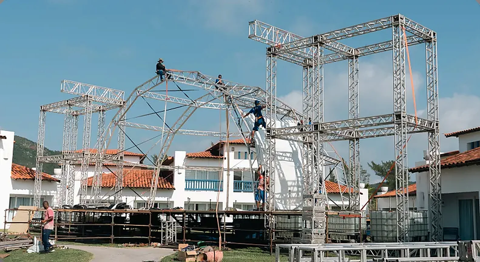Estrutura de truss treliçado em montagem